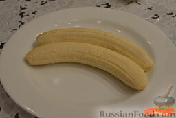 Творожно-банановый десерт: Бананы очистить и выложить на блюдо.