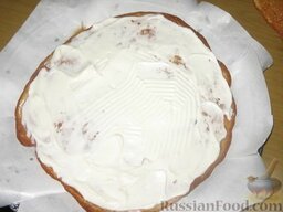 Торт "Milchmadchen" ("Молочная девочка"): Нижний корж кладем на поднос, смазываем взбитыми сливками.