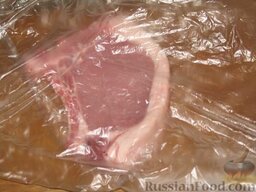 Корейка фаршированная: Отбить мясо хорошенько, чтобы из толстого куска получилась вполне себе тонкая широкая пластина. Удобно отбивать через полиэтиленовый мешочек. Без кровавых брызг.