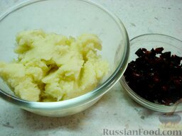 Зеленые блины с необычной начинкой: Отварить картофель. Сделать картофельное пюре, посолить.