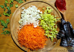Гречаники в подливе: Морковь, перец и оставшуюся луковицу очистите. Морковь натрите с помощью тёрки, остальные овощи нарежьте небольшими брусочками.