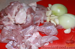 Колбаски куриные с чесноком и сушеными томатами: Очистить лук и половину крупной головки чеснока.