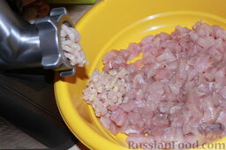 Колбаски куриные с чесноком и сушеными томатами: Пропустить филе бёдрышек с луком и чесноком через мясорубку с крупными дырками.