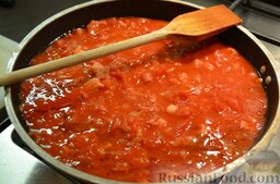Паста "Аматричана": Добавить консервированные помидоры и острый перчик (щепотку), посолить и тушить на медленном огне, постоянно помешивая, 15-20 минут, пока соус не загустеет.