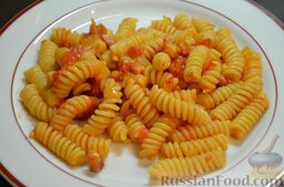 Паста "Аматричана": Отварить спагетти (или другой вид пасты) в соответствии с инструкцией на упаковке, смешать с соусом, посыпать тертым сыром пекорино и подавать.