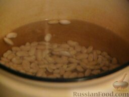 Греческий суп фасолада: В кастрюлю налить воду, положить фасоль (и мясо птицы по желанию) - поставить на огонь. Дать закипеть, снять пену. Варить до готовности. Фасоль должна быть мягкой. Добавить специи по вкусу, посолить.