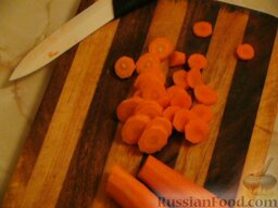 Греческий суп фасолада: Пока варится фасоль, морковь нарезать кружочками.