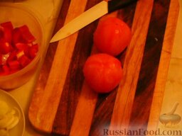 Греческий суп фасолада: Свежие помидоры очистить от кожицы и порезать полукольцами.