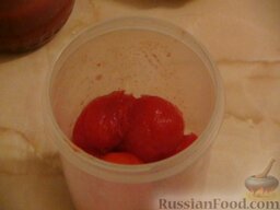 Греческий суп фасолада: С помидоров в собственном соку снять кожицу и измельчить в блендере. Добавить томатную пасту, сахар по вкусу и свежие помидоры - перемешать.