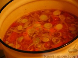 Греческий суп фасолада: Когда фасоль сварится, отправить морковь в бульон. Дать закипеть. Добавить перец и сельдерей, варить 5 минут. Затем влить томатную смесь и добавить лук-порей. По желанию добавить лавровый лист, соль и перец. Варить еще 5 минут.