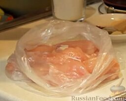 Курица с розмарином и грибами: Куриные грудки разрезать пополам, чтобы они были достаточно тонкие. Обсушить бумажными полотенцами, чтобы удалить с них лишнюю влагу.   В пластиковый пакет сложить кусочки курицы.