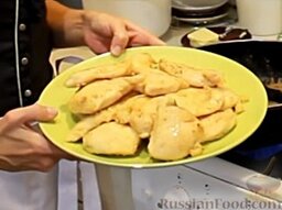 Курица с розмарином и грибами: Жарить до появления легкой золотистой корочки. Затем извлечь курицу из сковороды.