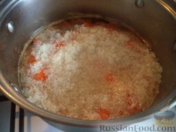 Каша из тыквы с рисом на молоке: В казанок выложить тыкву. Рис промыть и добавит к тыкве.