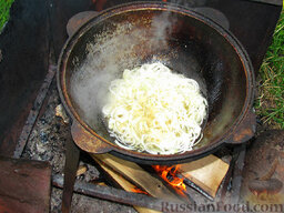 Бограч - венгерский суп: Прокалив масло, закидываем лук, обжариваем.