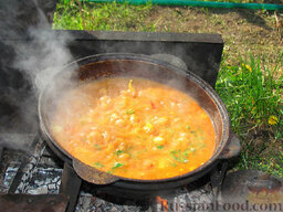 Бограч - венгерский суп: Когда картошка сварится, добавляем чеснок и петрушку. Все готово!