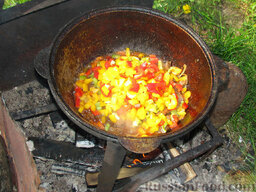 Бограч - венгерский суп: Через какое-то время грузим остальные овощи. Перцы.