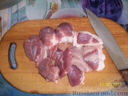"Охота на кабана" (домашняя тушёнка свиная): Нарезаем мясо. На дно - шпондер без кожи (надо срезать), он жирнее и первым пустит жир. Всё мясо в казан не поместится, половину ставим в холодильник до завтра.