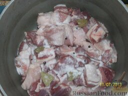 "Охота на кабана" (домашняя тушёнка свиная): Укладываем приблизительно 1/4 часть, опять специи + соль (столовая ложка с горкой).