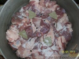 "Охота на кабана" (домашняя тушёнка свиная): Ещё слой, повторяем соль + специи, утрамбовываем плотно ладонью - лучше будет прогреваться в духовке.