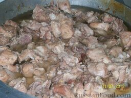 "Охота на кабана" (домашняя тушёнка свиная): Осторожно достаем из духовки, перемешиваем деревянной ложкой и 