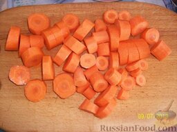 "Призрак баклажана" (тушеные баклажаны с другими овощами): Режем морковь крупно кружочками.