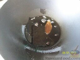"Призрак баклажана" (тушеные баклажаны с другими овощами): В раскаленное подсолнечное масло бросаем специи.