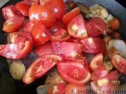 "Призрак баклажана" (тушеные баклажаны с другими овощами): Бросаем помидоры к обжаренным овощам.