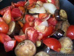 "Призрак баклажана" (тушеные баклажаны с другими овощами): Солим и перемешиваем.