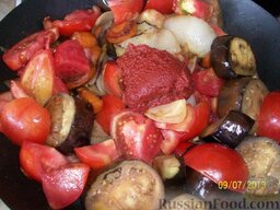 "Призрак баклажана" (тушеные баклажаны с другими овощами): Добавляем ложку томат-пасты (лучше размешать с водой сразу).