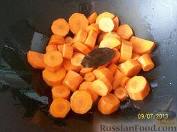"Призрак баклажана" (тушеные баклажаны с другими овощами): Бросаем морковь в раскаленное масло (всегда первой по овощам).