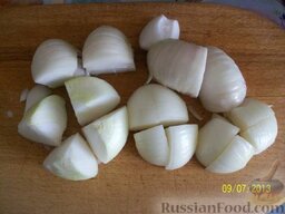 "Призрак баклажана" (тушеные баклажаны с другими овощами): Берем лук, нарезаем крупно - четвертуем.
