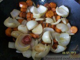 "Призрак баклажана" (тушеные баклажаны с другими овощами): Добавляем лук, перемешиваем и обжариваем.