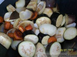 "Призрак баклажана" (тушеные баклажаны с другими овощами): Бросаем баклажаны в обжаренный лук с морковью, перемешиваем.