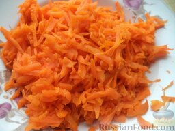 Слоеный мясной салат "Настоящий полковник": Морковь натереть на крупной терке.
