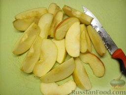 Утка, фаршированная яблоками: Яблоки вымыть, разрезать пополам, удалить сердцевину, нарезать дольками.