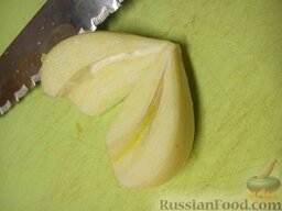 Утка, фаршированная яблоками: Дольку чеснока разрезать пополам, удалить сердцевину, чтобы не давала лишней горькоты. Натереть на мелкой терке.