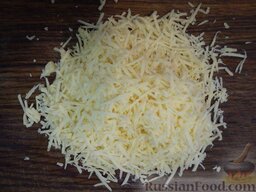 Печеные шампиньоны в мультиварке: Трем сыр на мелкой терке.