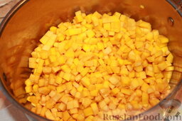 Тыквенное варенье с мандаринами (вариант с имбирем и лимоном): Мелко нарезаем мякоть тыквы кубиками.