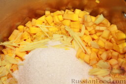 Тыквенное варенье с мандаринами (вариант с имбирем и лимоном): Цедру, имбирь и 250 г сахарного песка перемешать с тыквой, накрыть крышкой и оставить на 12 часов.