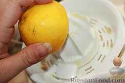Тыквенное варенье с мандаринами (вариант с имбирем и лимоном): Выжать сок лимонов и сохранить его в отдельной посуде.