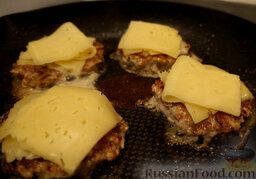 Домашний бургер с беконом: Обжариваем котлетки на оливковом масле по 5-7 минут с каждой стороны. После переворачивания, кладем сыр.