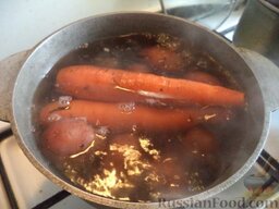 Оливье "Снеговик": Вымыть морковь и картофель, выложить в казанок, залить холодной водой, поставить на огонь, довести до кипения. Варить на небольшом огне под крышкой, около 20 минут. Овощи охладить, очистить.