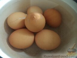 Оливье "Снеговик": Яйца сварить вкрутую. Для этого яйца вымыть, выложить в кастрюльку, залить холодной водой, посолить. Поставить на огонь и довести до кипения. Варить на среднем огне 10 минут. Яйца залить холодной водой. Очистить.