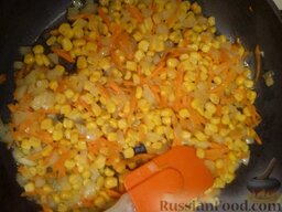 "Ленивые" ножки: Наливаем в сковороду 2 ст.л. масла, обжариваем лук. Добавляем к полуготовому луку морковь. Когда зажарка будет готова, высыпаем кукурузу, обжариваем минуту-две.