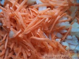Простой овощной супчик с гречкой: Очистить и вымыть лук и морковь. Нарезать лук кубиками. Морковь натереть на крупной терке.