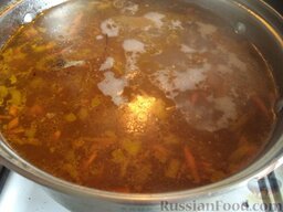 Простой овощной супчик с гречкой: Выложить зажарку в суп. Посолить, поперчить. Добавить лавровый лист. Варить все вместе 5-7 минут.