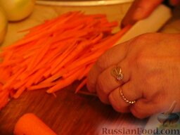 Гуляш из говяжьей печени: Морковь нарезать соломкой.