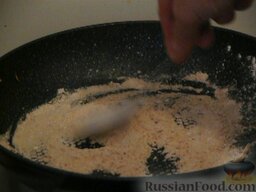 Гуляш из говяжьей печени: Приготовить подливу. Для этого обжарить муку на сухой сковороде до золотистого цвета, при этом постоянно мешая, чтобы она не подгорела.