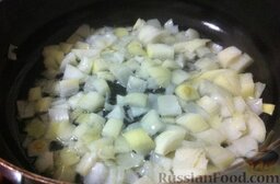 Рассольник с квашеной капустой и фасолью: Пока варится бульон, приготовьте заправку для супа. В большой сковороде разогреть пару столовых ложек растительного масла, лук порезать кубиками и высыпать на сковороду. Жарить примерно 5 минут.