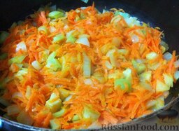 Рассольник с квашеной капустой и фасолью: Тем временем морковь потереть на крупной терке, а перец порезать кубиками. Добавить овощи к луку, перемешать.